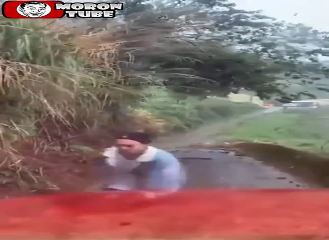 Video :At the last second, this man avoids a landslide